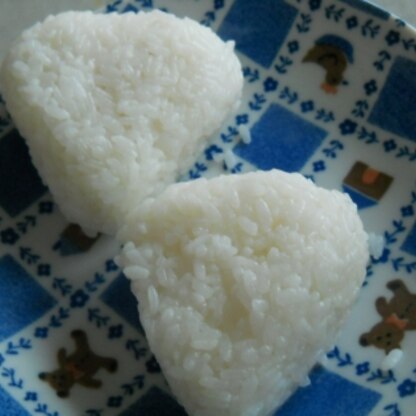 つやつやでほんのり甘いご飯が炊けました。塩おにぎりにすると、これがまた美味しい！
やはり、日本人は米です＼(^o^)／